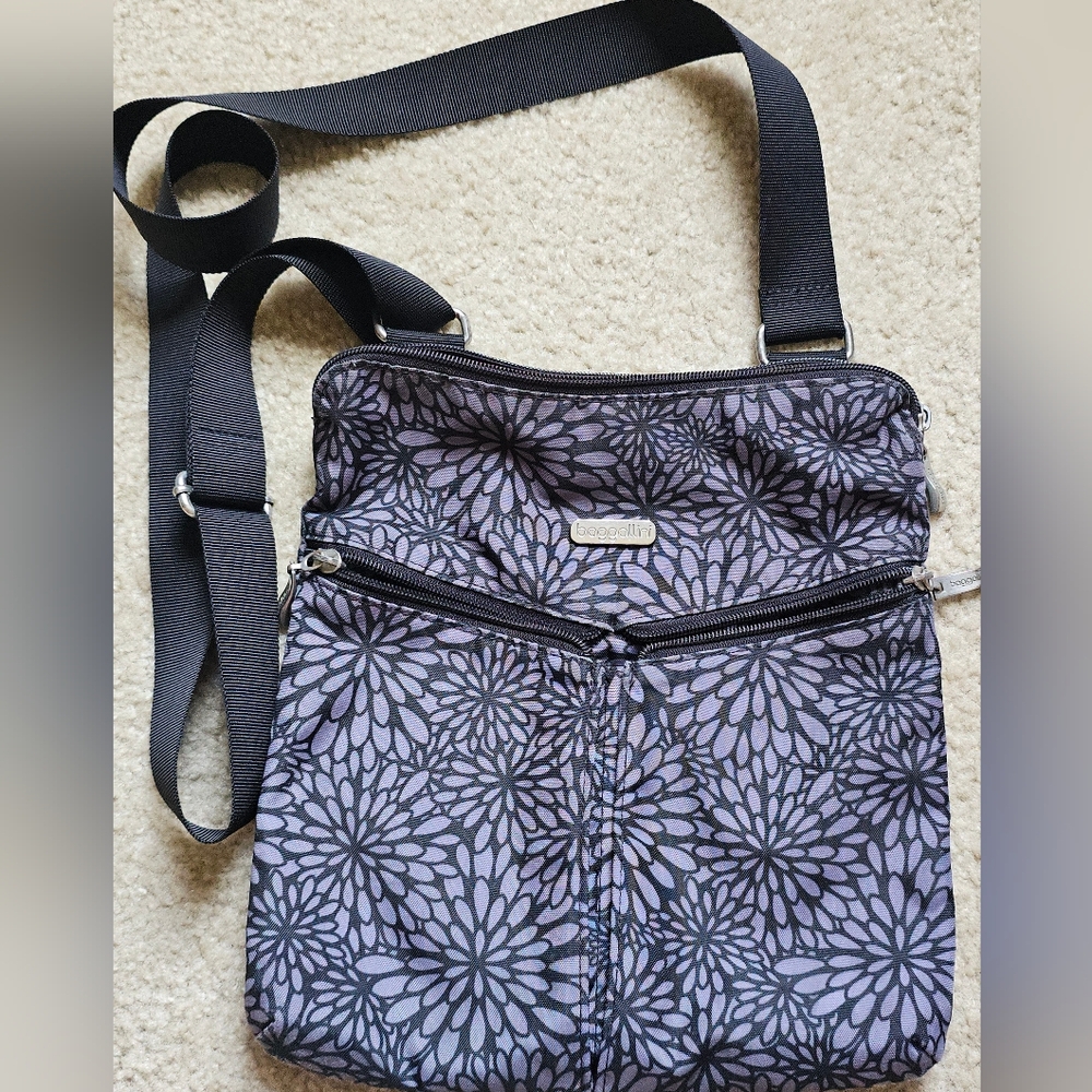 Baggallini Cross Over Midnight Blossom Crossbody Bag Purse Black Gray Rfid
